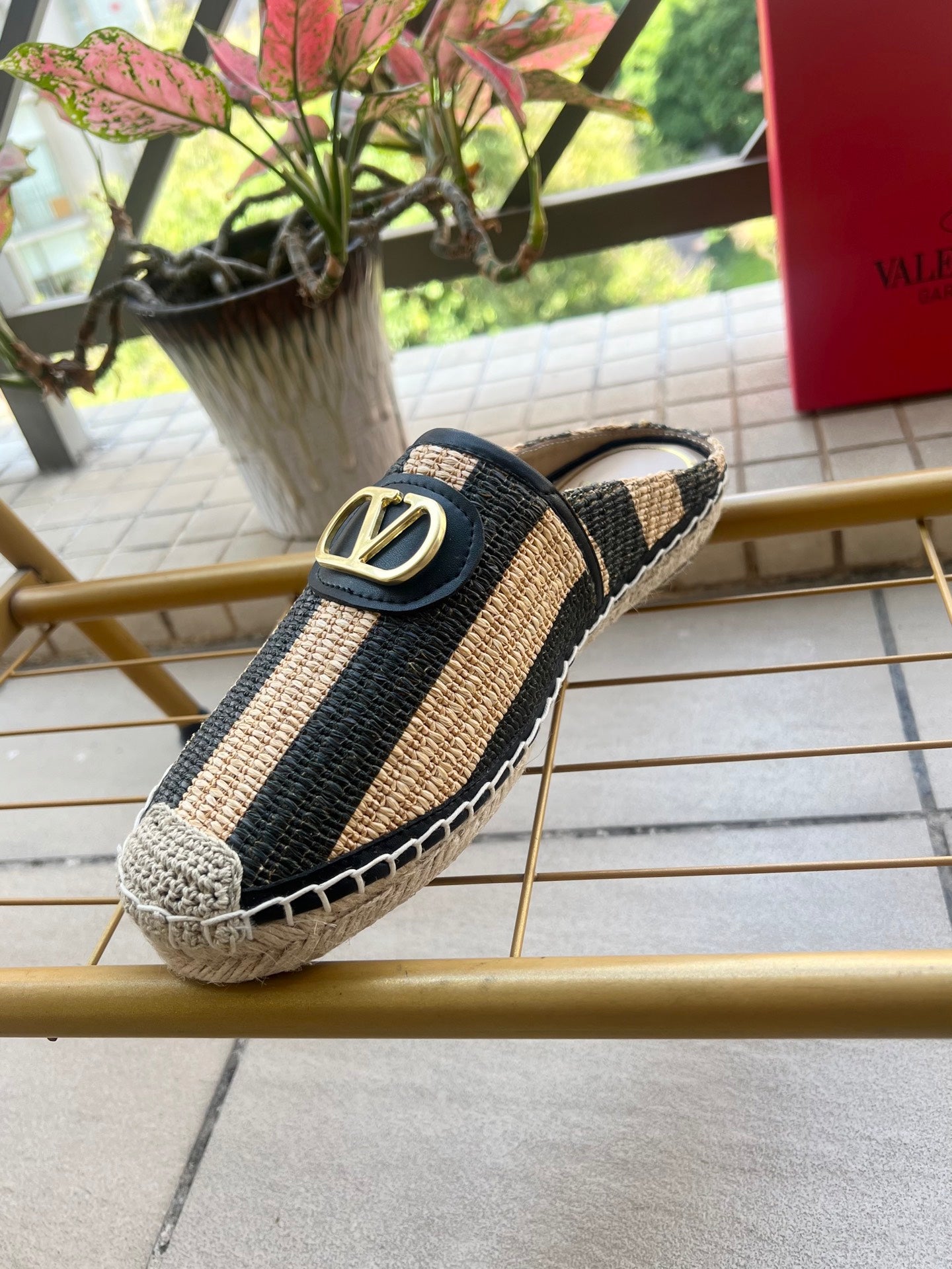 VALENTINO 26S ESPADRILLE MULES IN BLACK AND BEIGE RAFFIA