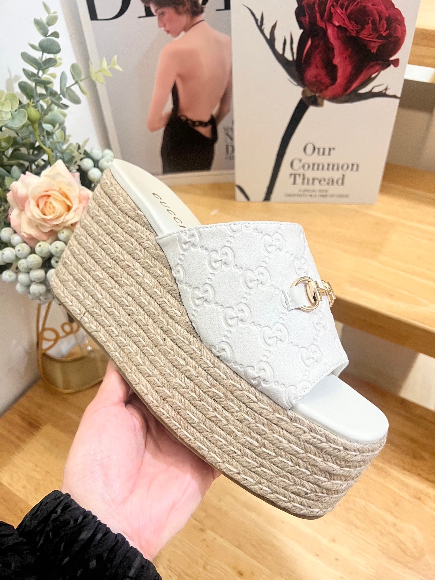 GUCCI 26S WEDGE SANDALS 100 MM IN WHITE SUEDE