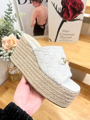 GUCCI 26S WEDGE SANDALS 100 MM IN WHITE SUEDE
