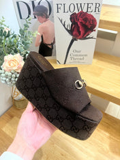 GUCCI 26S WEDGE SANDALS 100 MM IN DARK BROWN CANVAS