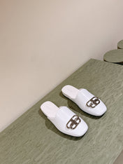 FLAT MULES IN WHITE SMOOTH CALFSKIN SILVER BUCKLE