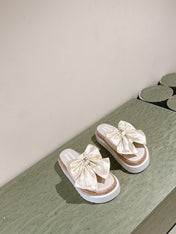 CC SLIPPERS WITH SILK BOW IN WHITE COWHIDE