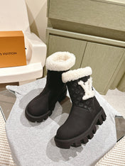 ANKLE BOOTS IN BLACK EMBOSSED CALFSKIN AND WHITE SHEARLING