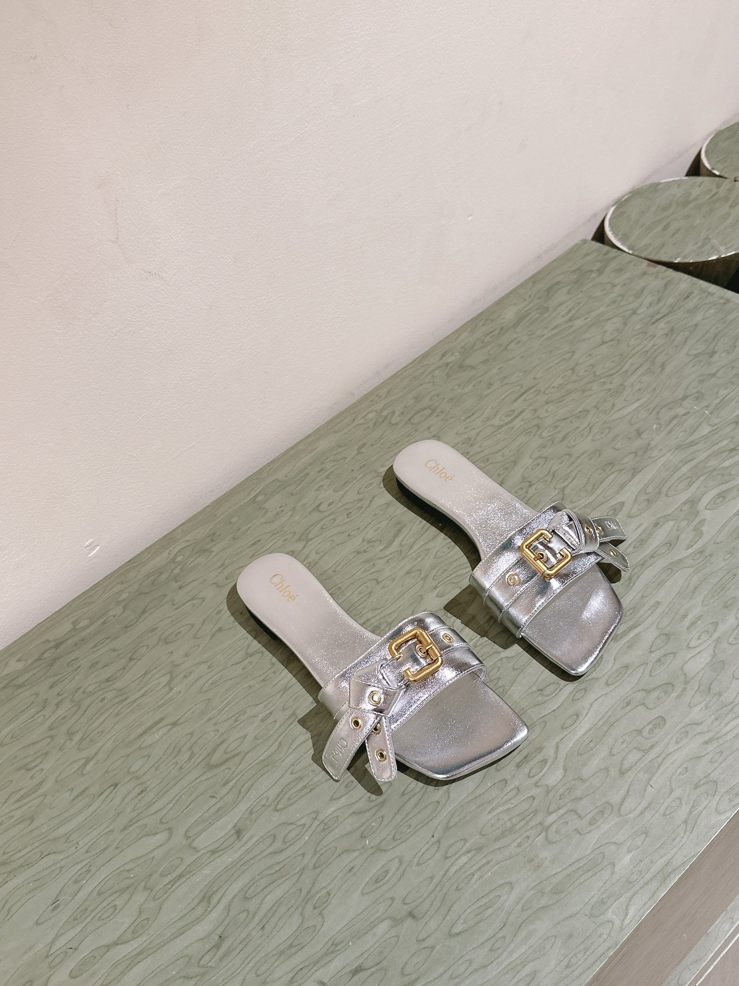 CHLOÉ 26S SLIDE SANDALS IN SILVER LAMBSKIN