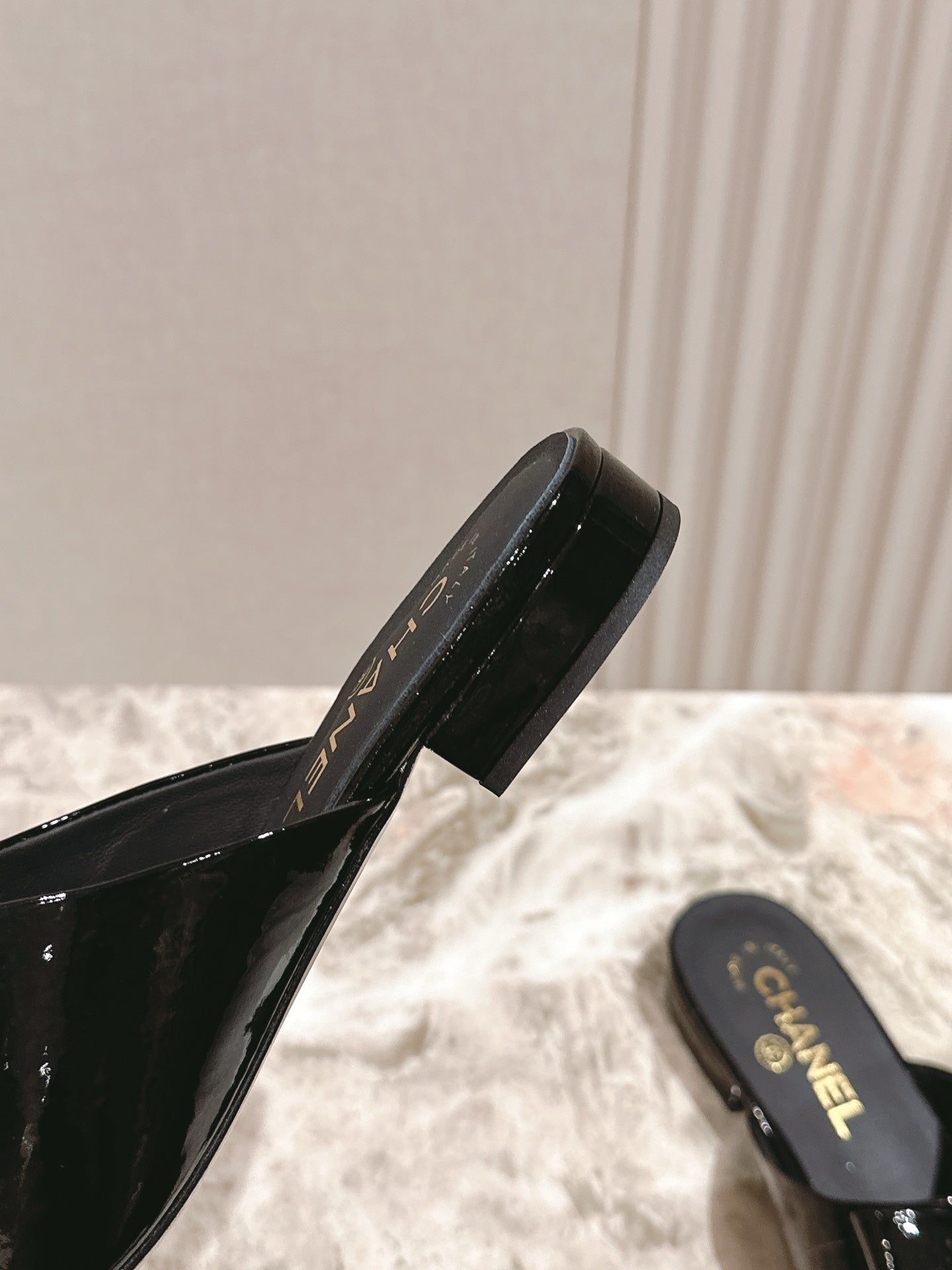 CC FLAT MULES 25S IN BLACK PATENT LEATHER