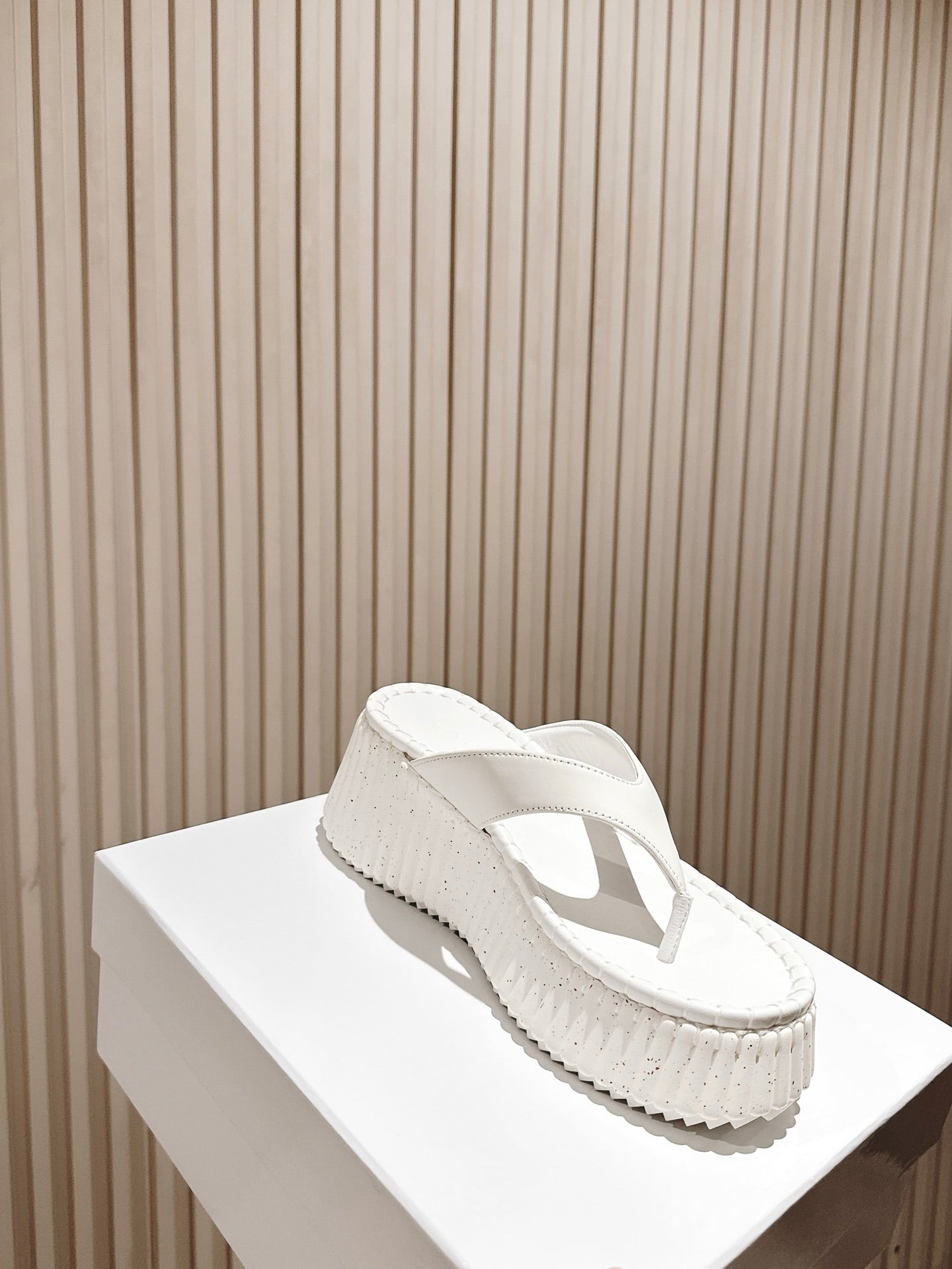 CHLOÉ 26S PLATFORM FLIP-FLOPS IN WHITE LAMBSKIN