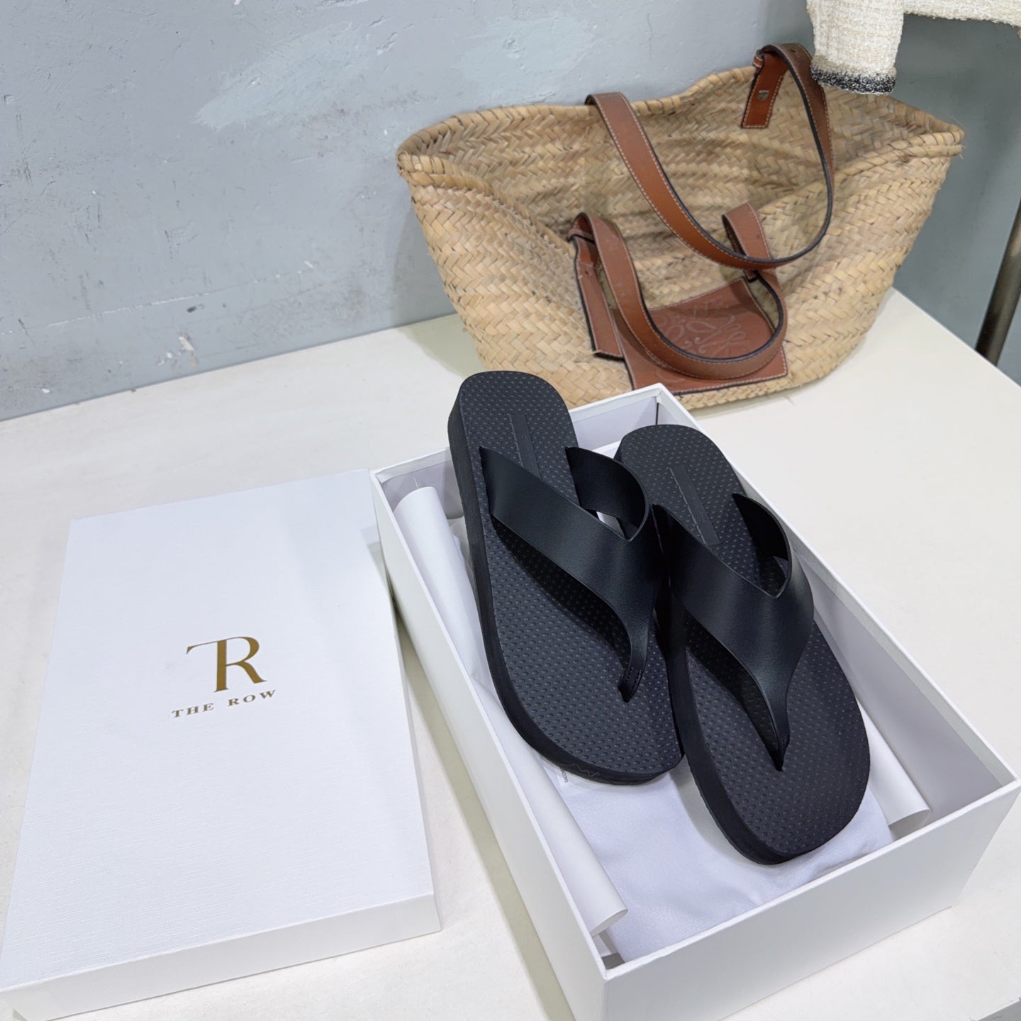 THE ROW 26S THONG SANDALS IN BLACK RUBBER AND CALFSKIN