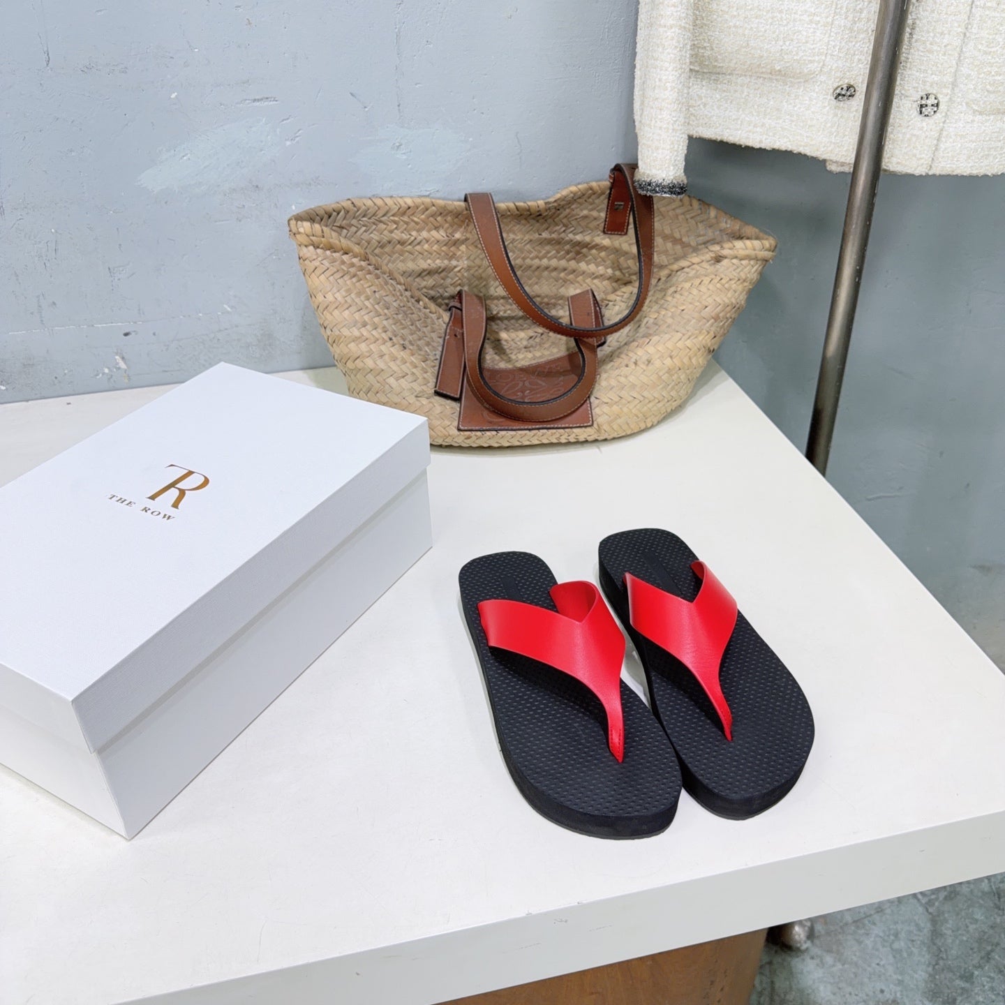 THE ROW 26S THONG SANDALS IN BLACK RUBBER  WITH RED STRAPS CALFSKIN