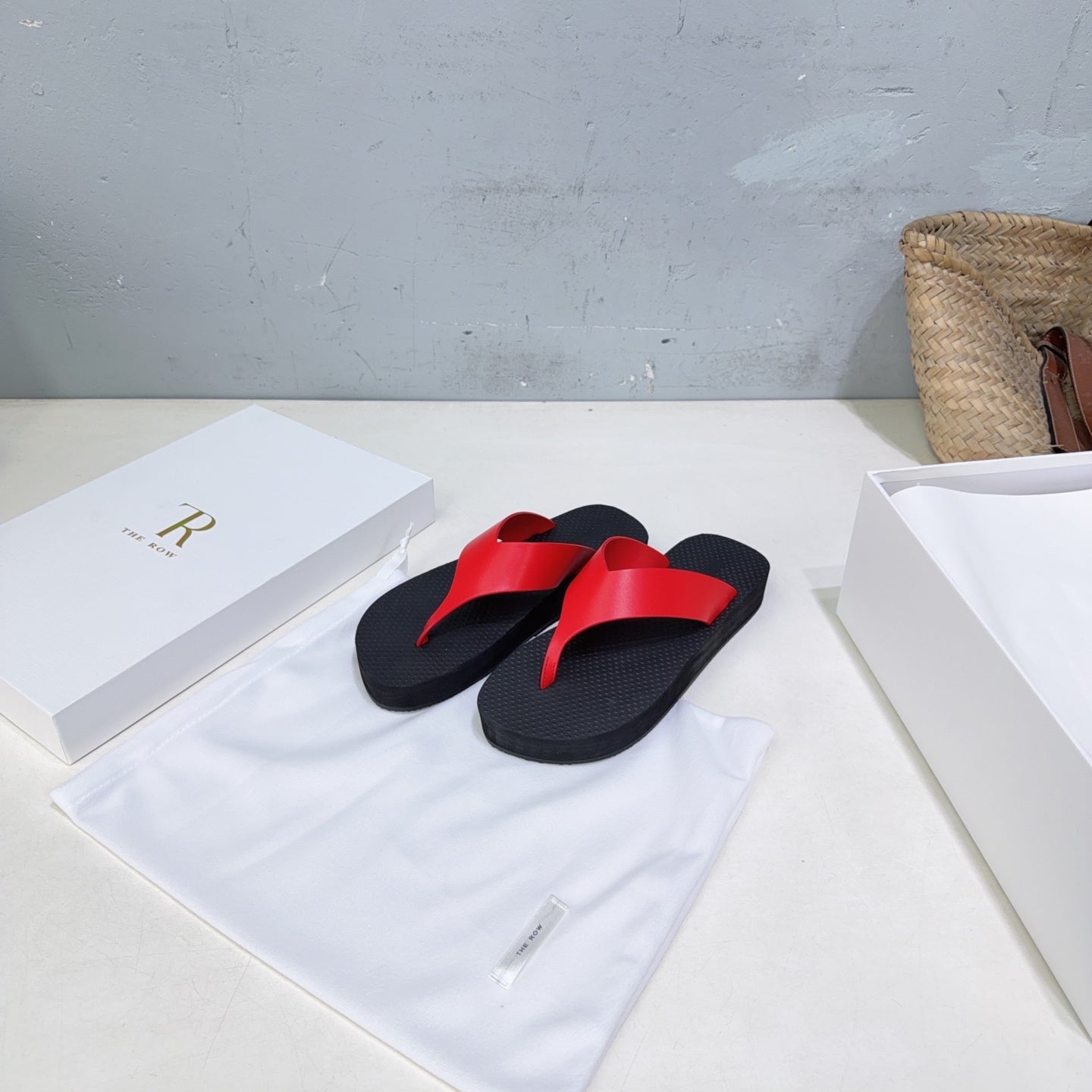 THE ROW 26S THONG SANDALS IN BLACK RUBBER  WITH RED STRAPS CALFSKIN