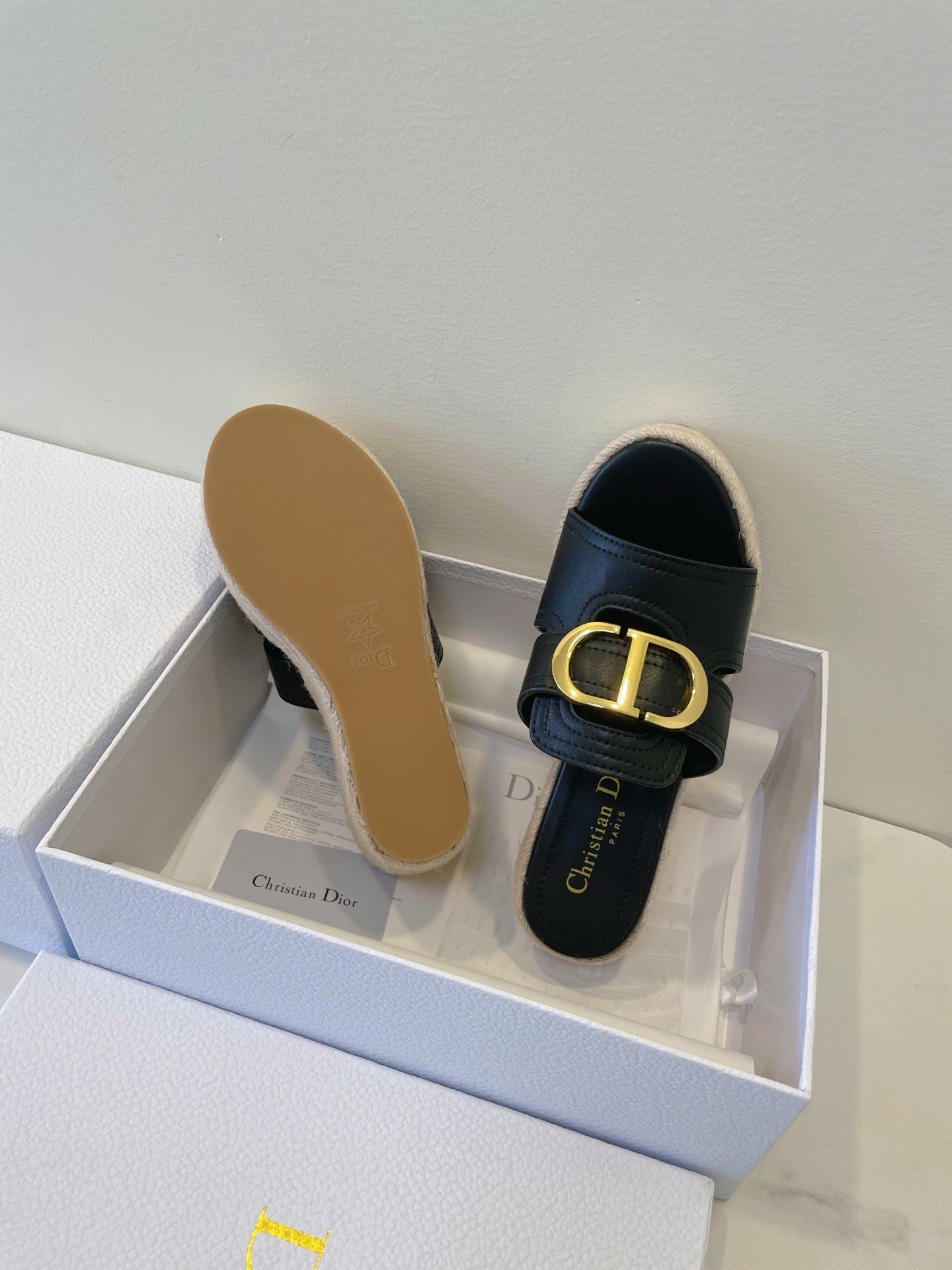 MONTAIGNE WEDGE SLIDE 95MM IN BLACK CALFSKIN