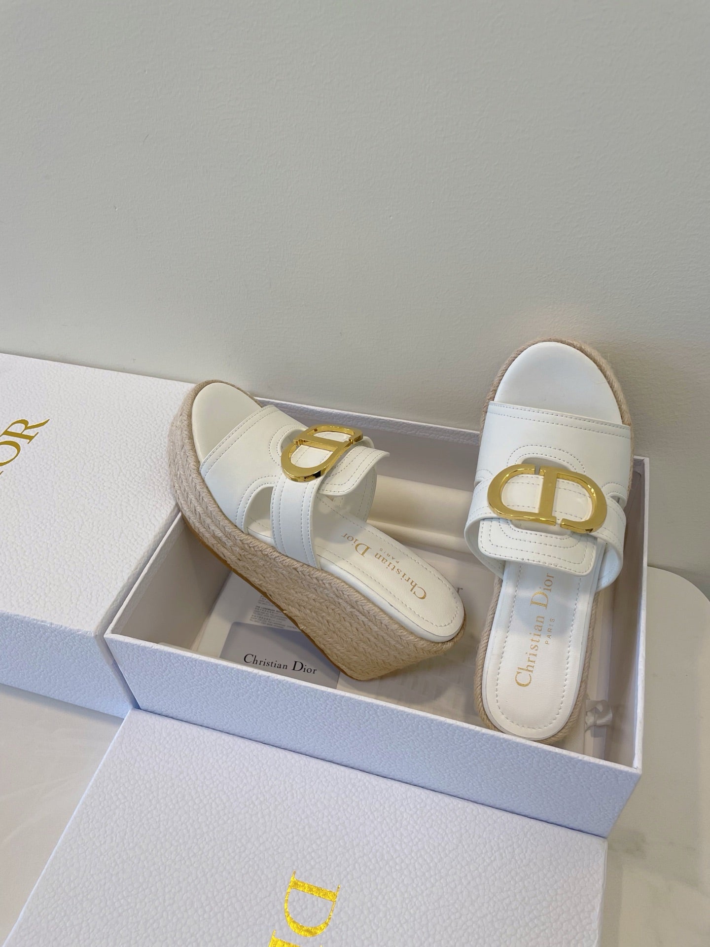 MONTAIGNE WEDGE SLIDE 95MM IN WHITE CALFSKIN