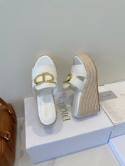MONTAIGNE WEDGE SLIDE 95MM IN WHITE CALFSKIN