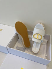 MONTAIGNE WEDGE SLIDE 95MM IN WHITE CALFSKIN