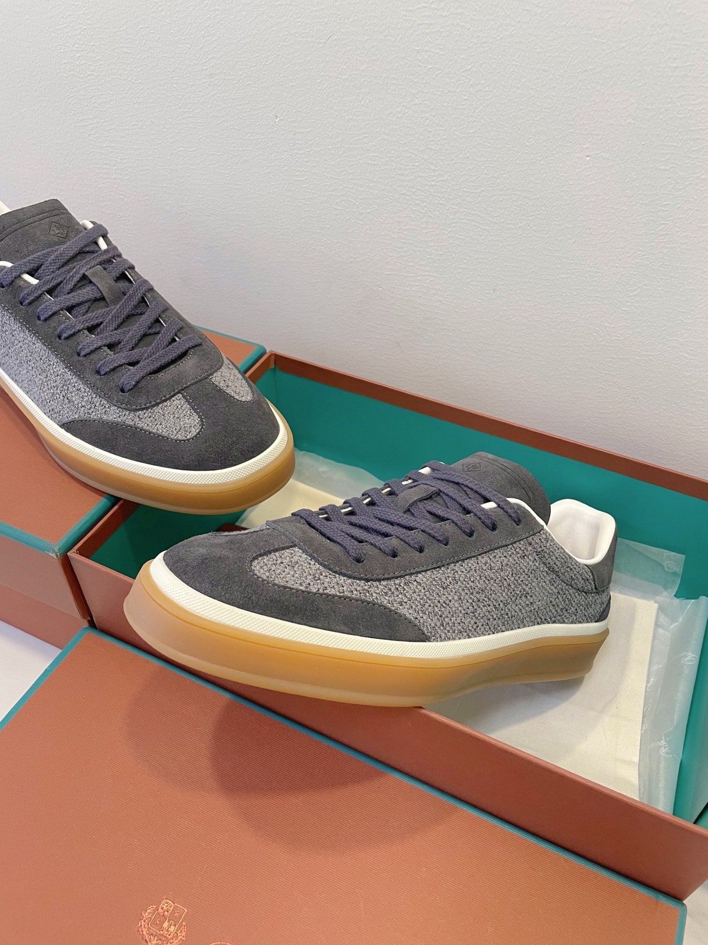 SNEAKERS IN DARK GREY SUEDE WITH CANVAS