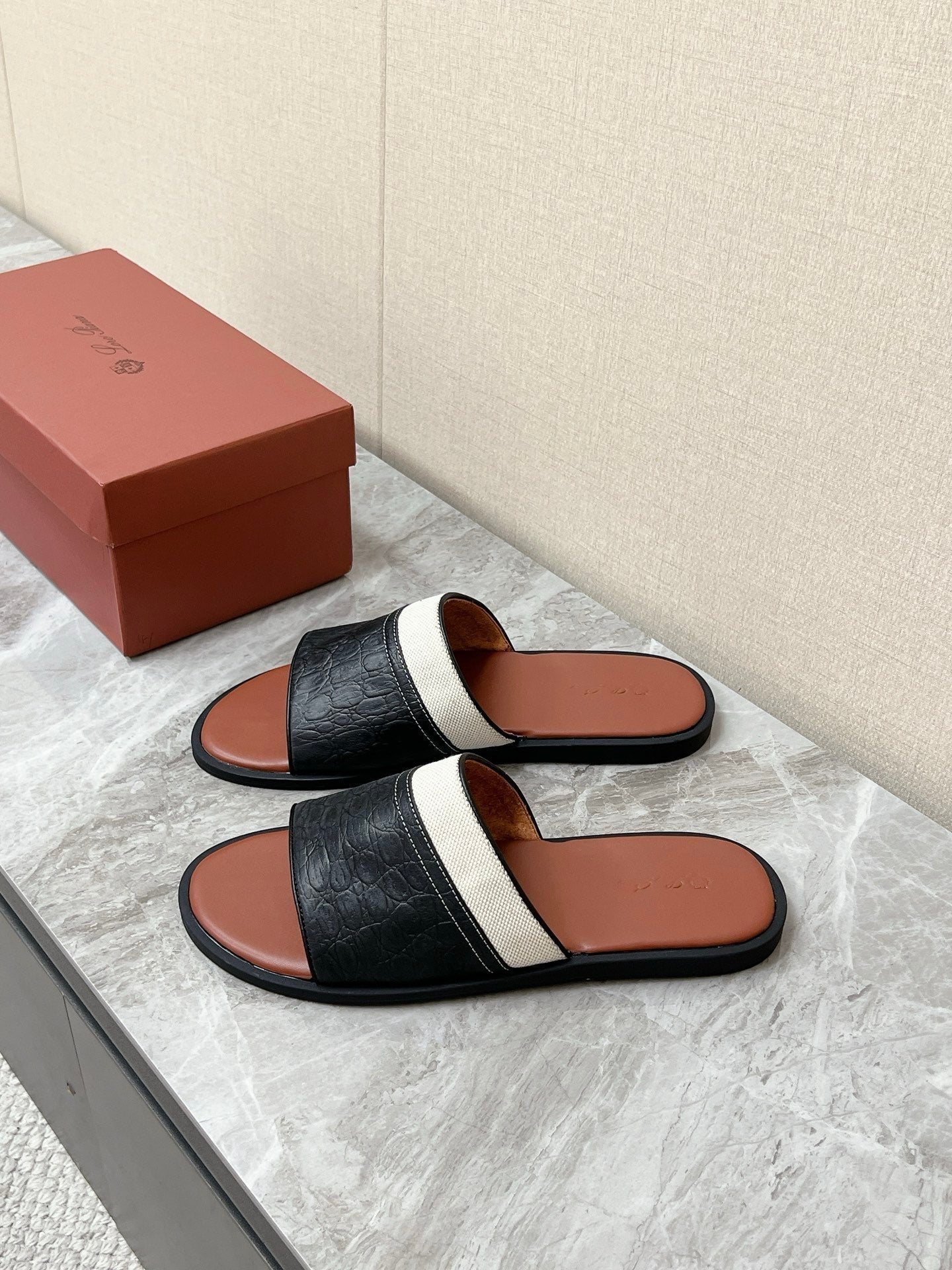 LP 26S SLIDES SANDAL IN BLACK GRAINED CALFSKIN AND IVORY WHITE CANVAS