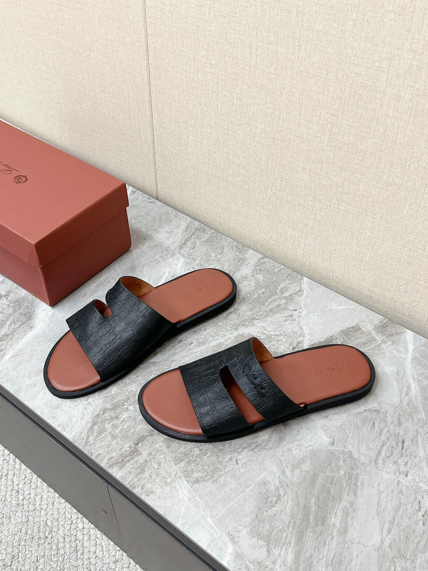 LP 26S CLASSIC H-CUT SLIDES IN BLACK GRAINED CALFSKIN