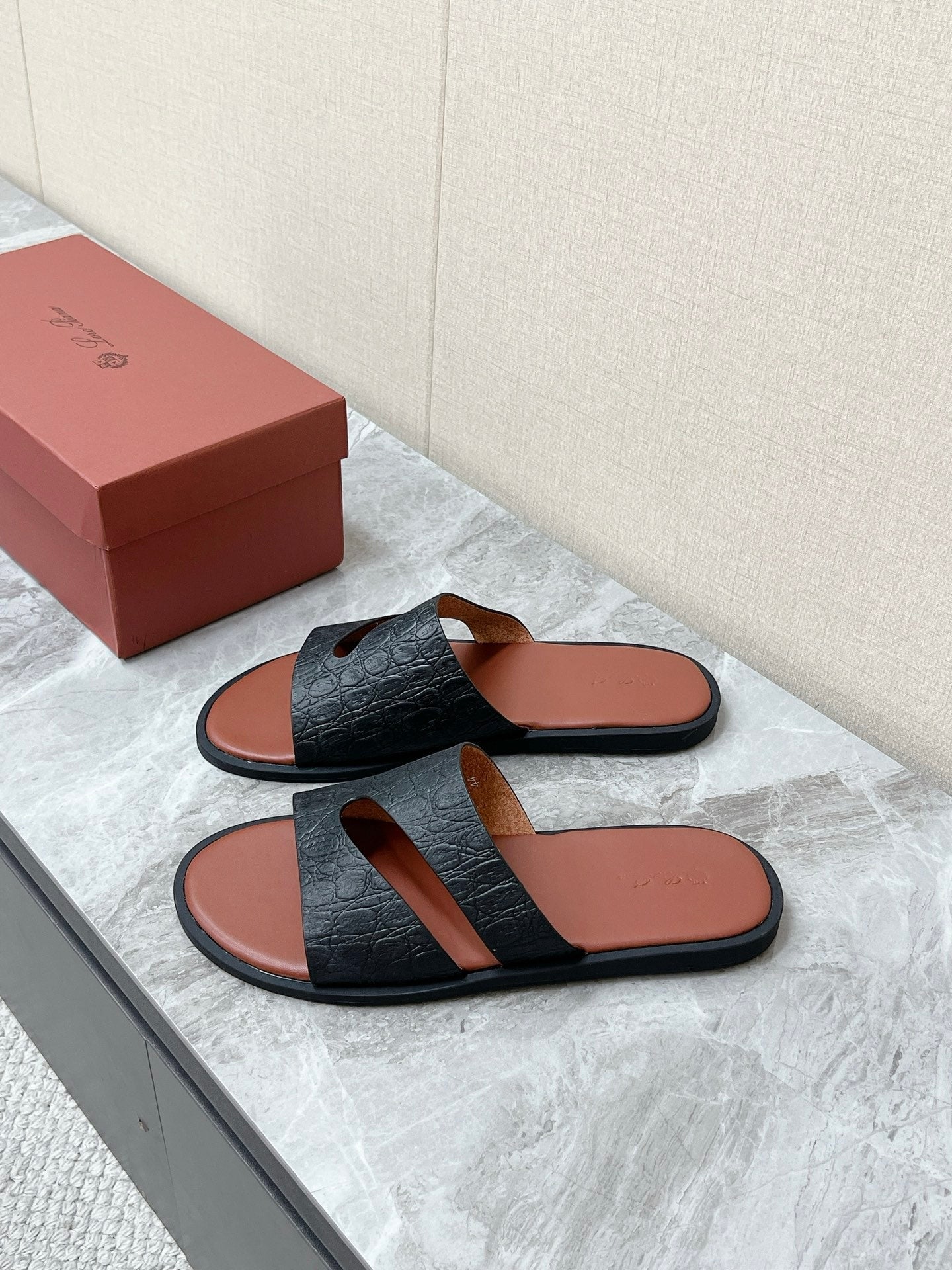 LP 26S CUTOUT SLIDES IN BLACK GRAINED CALFSKIN