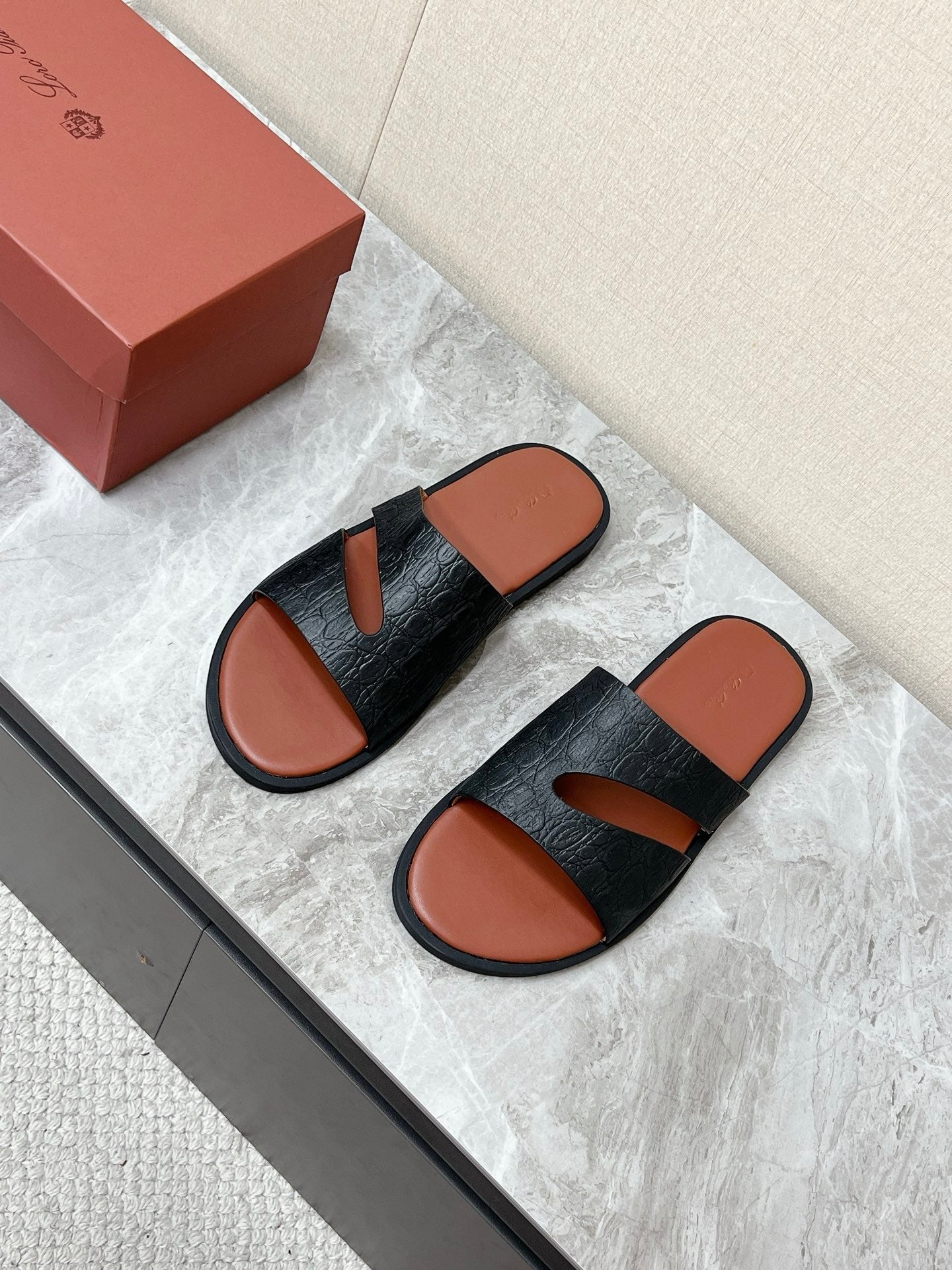 LP 26S CUTOUT SLIDES IN BLACK GRAINED CALFSKIN