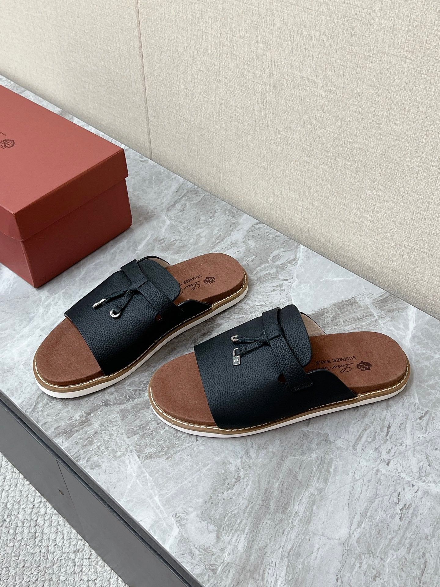 LP 26S LOCK CHARM SLIDES IN BLACK CALFSKIN SILVER HARDWARE