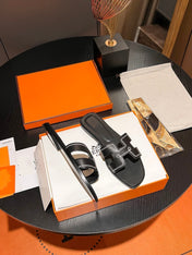 0RAN SANDAL Calfskin Black