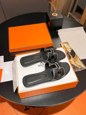 0RAN SANDAL Calfskin Black