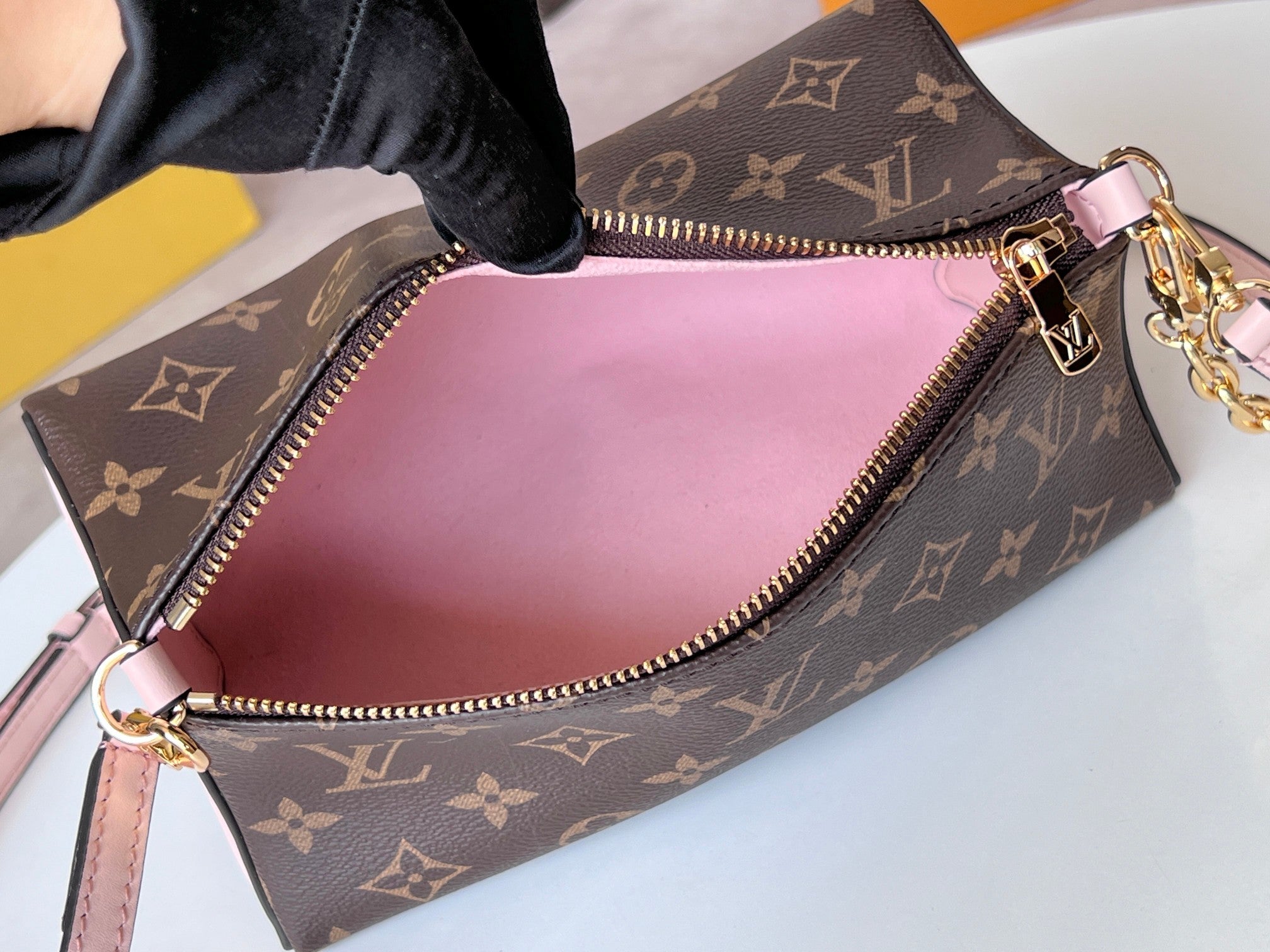 BLOOM POUCH 22 IN BROWN MONOGRAM CANVAS AND PASTEL PINK CALFSKIN SIDES