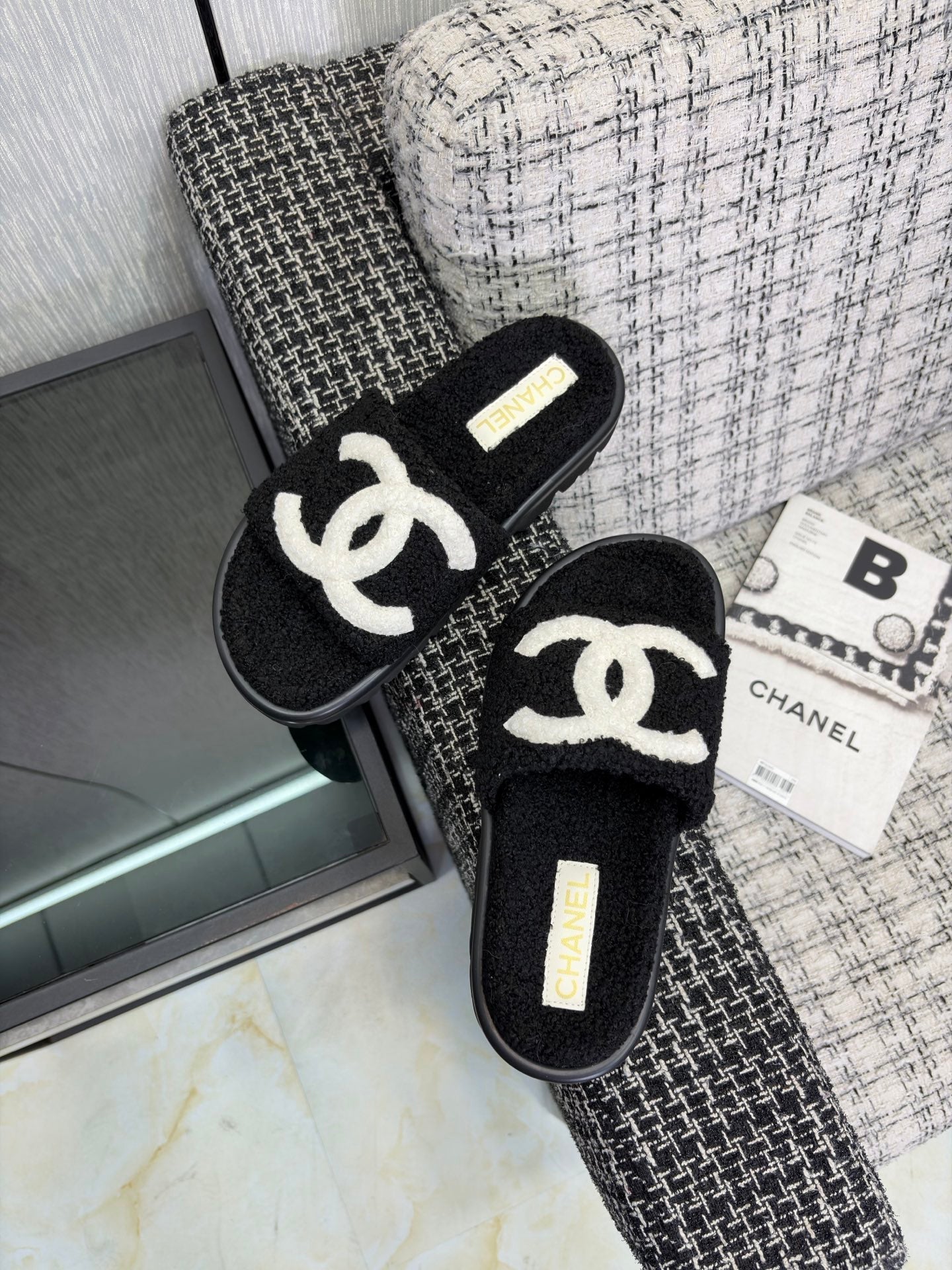 CHANEL 26S SLIDE SANDALS  IN BLACK AND WHITE SHEARLING OPEN TOE