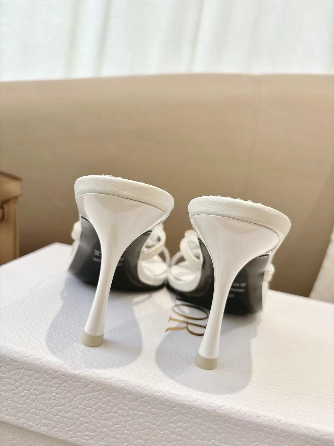 DIOR 26S KITTEN HEEL SANDALS 85MM IN WHITE CALFSKIN BOW STUDDED