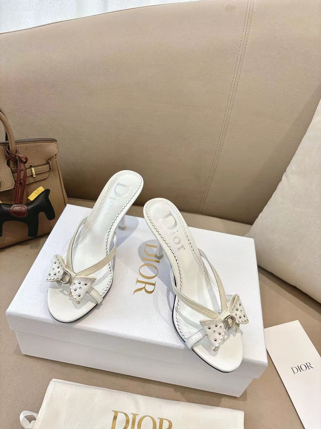 DIOR 26S KITTEN HEEL SANDALS 85MM IN WHITE CALFSKIN BOW STUDDED