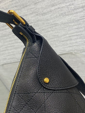 DIOR 25S SMALL VOYAGE BAG 23 IN BLACK FLAT MACROCANNAGE GRAINED CALFSKIN