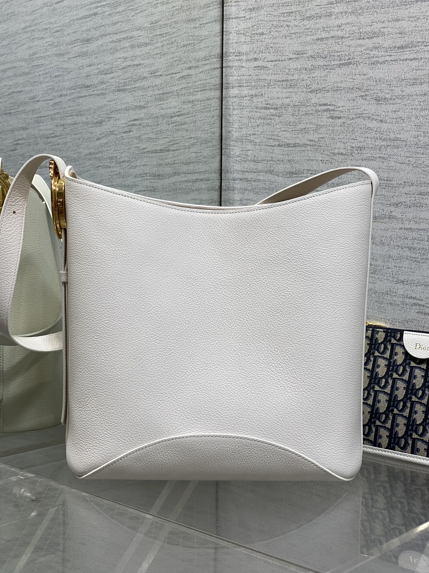 DIOR 26S MEDAILLON BUCKET BAG 26 IN WHITE CALFSKIN