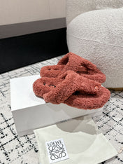 LW SHEARLING THONG SLIPPER IN BRICK