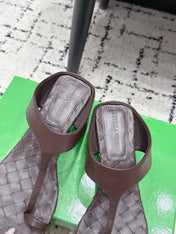 BOTTEGA VENETA 26S HIGH-HEEL THONG SANDALS 40 MM IN DARK BROWN CALFSKIN