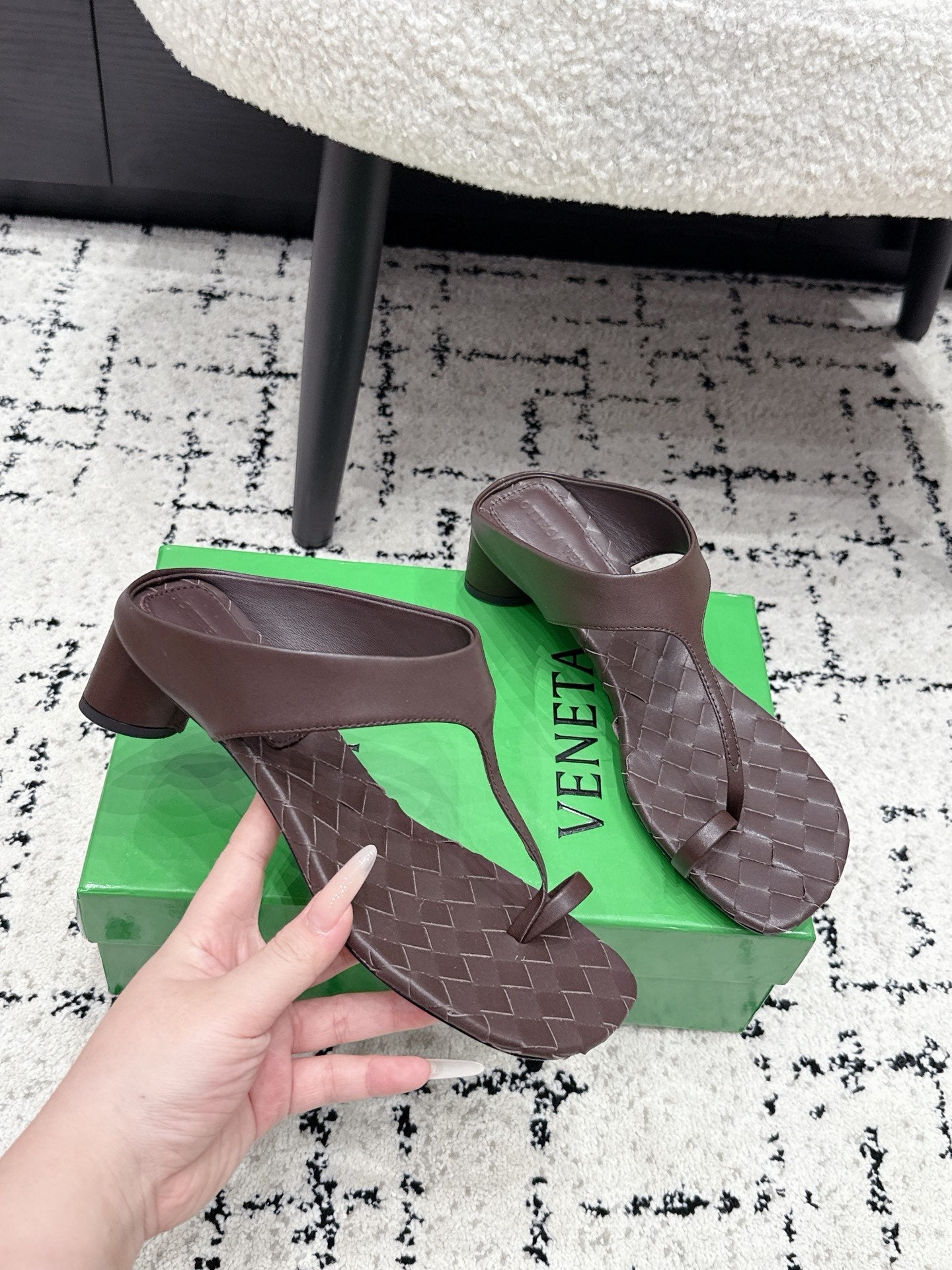 BOTTEGA VENETA 26S HIGH-HEEL THONG SANDALS 40 MM IN DARK BROWN CALFSKIN