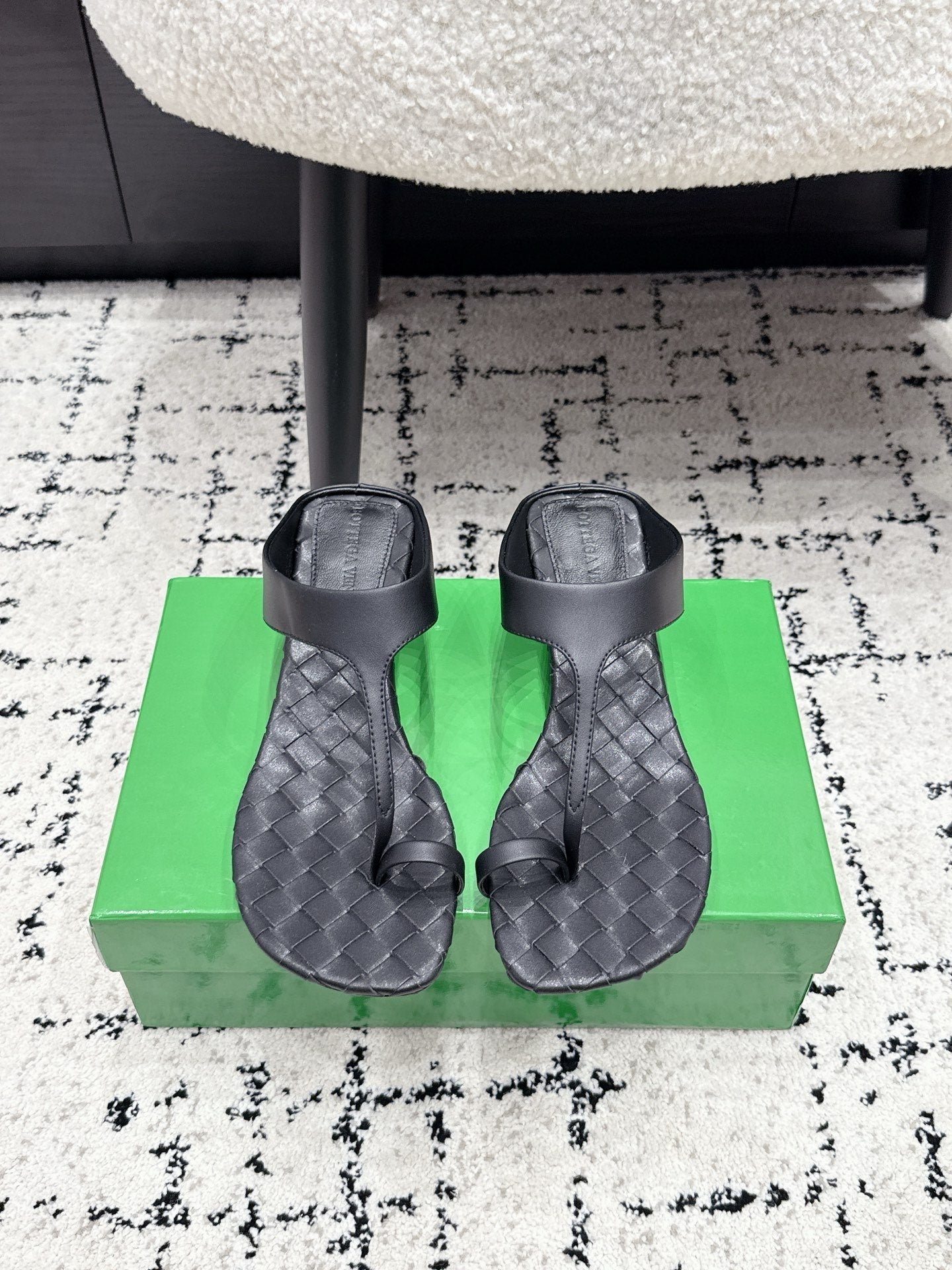 BOTTEGA VENETA 26S HIGH-HEEL THONG SANDALS 40 MM IN BLACK CALFSKIN