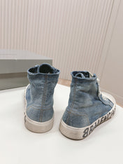 HIGH-TOP SNEAKERS IN BLUE DENIM LOGO PRINT