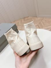 HIGH-TOP SNEAKERS GRAFFITI IN WHITE CANVAS