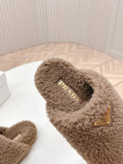 MULES ATTACHED TRIANGLE LOGO IN WOOD BROWN SHEARLING