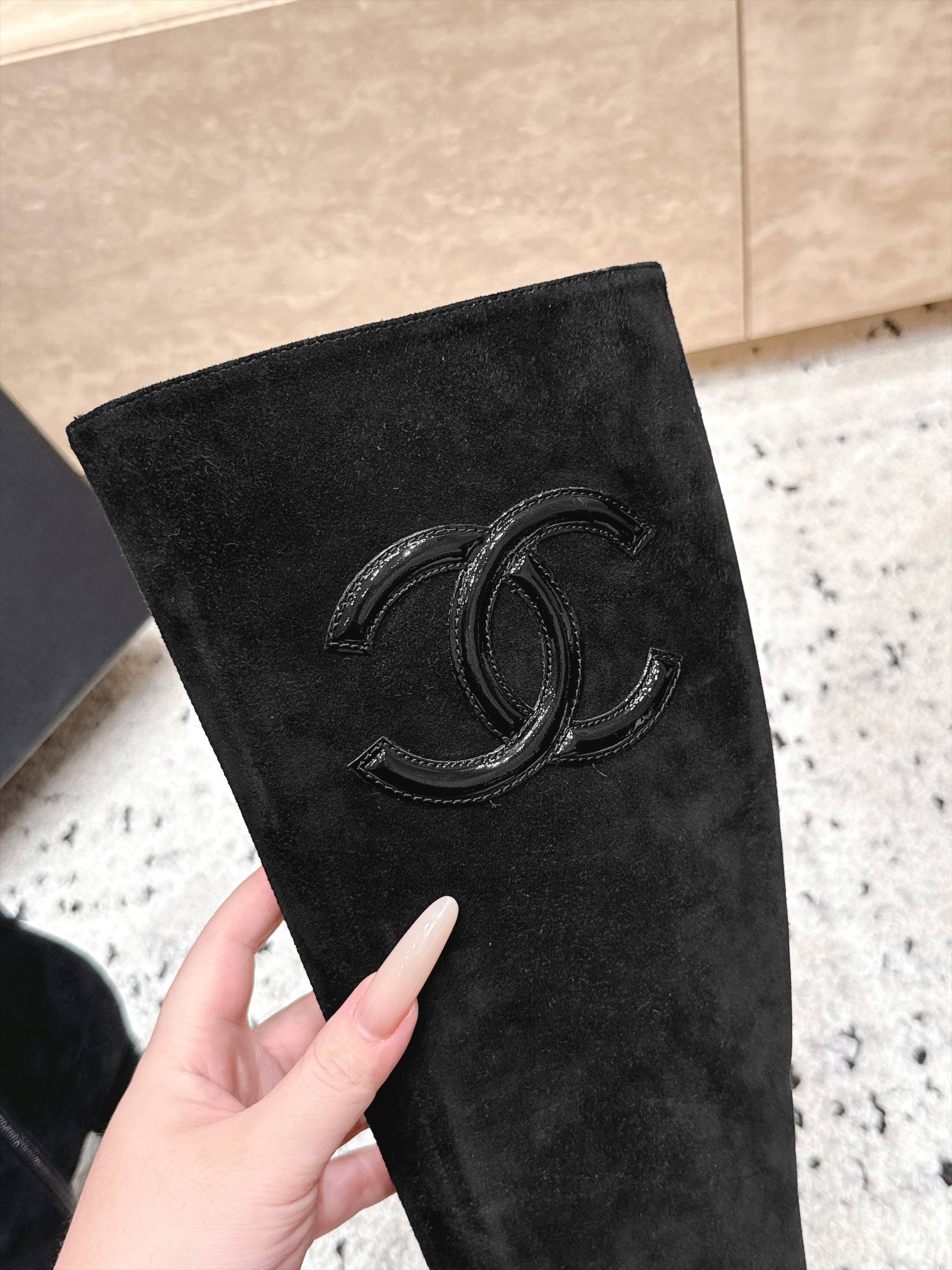 CHANEL 26S KNEE HIGH BOOTS 90 MM IN BLACK SUEDE AND PATENT