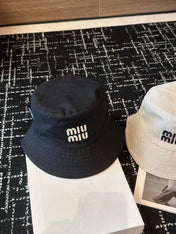 MM CLASSIC REVERSIBLE BUCKET HAT IN LIGHT BEIGE AND BLACK FABRIC