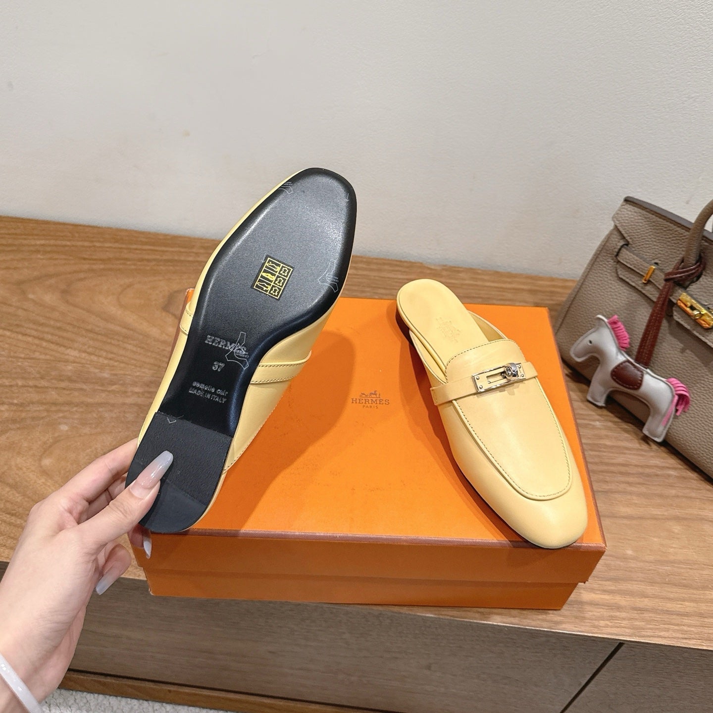 HM 26S KELLY MULE IN PALE YELLOW CALFSKIN SILVER HARDWARE