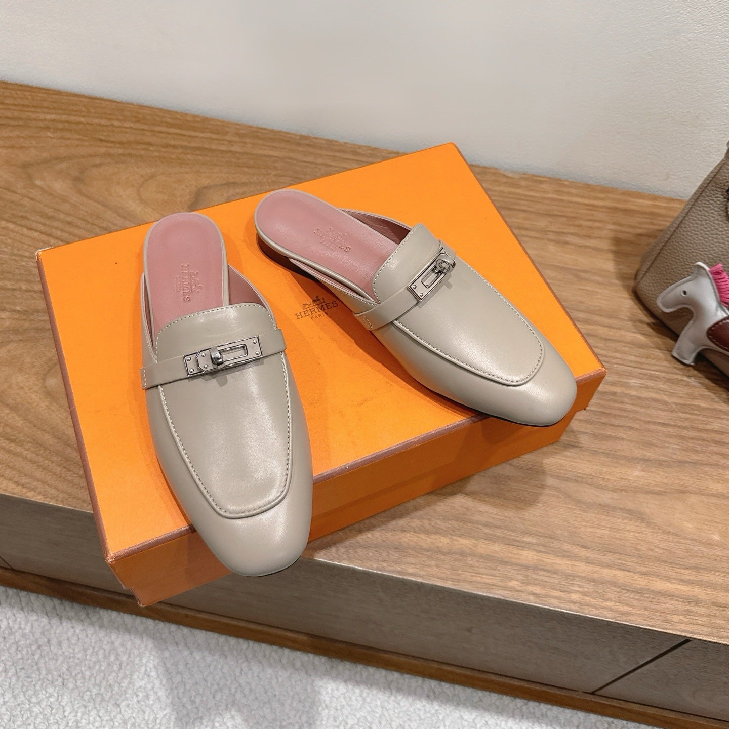 HM 26S KELLY MULE IN GREY BEIGE CALFSKIN SILVER HARDWARE