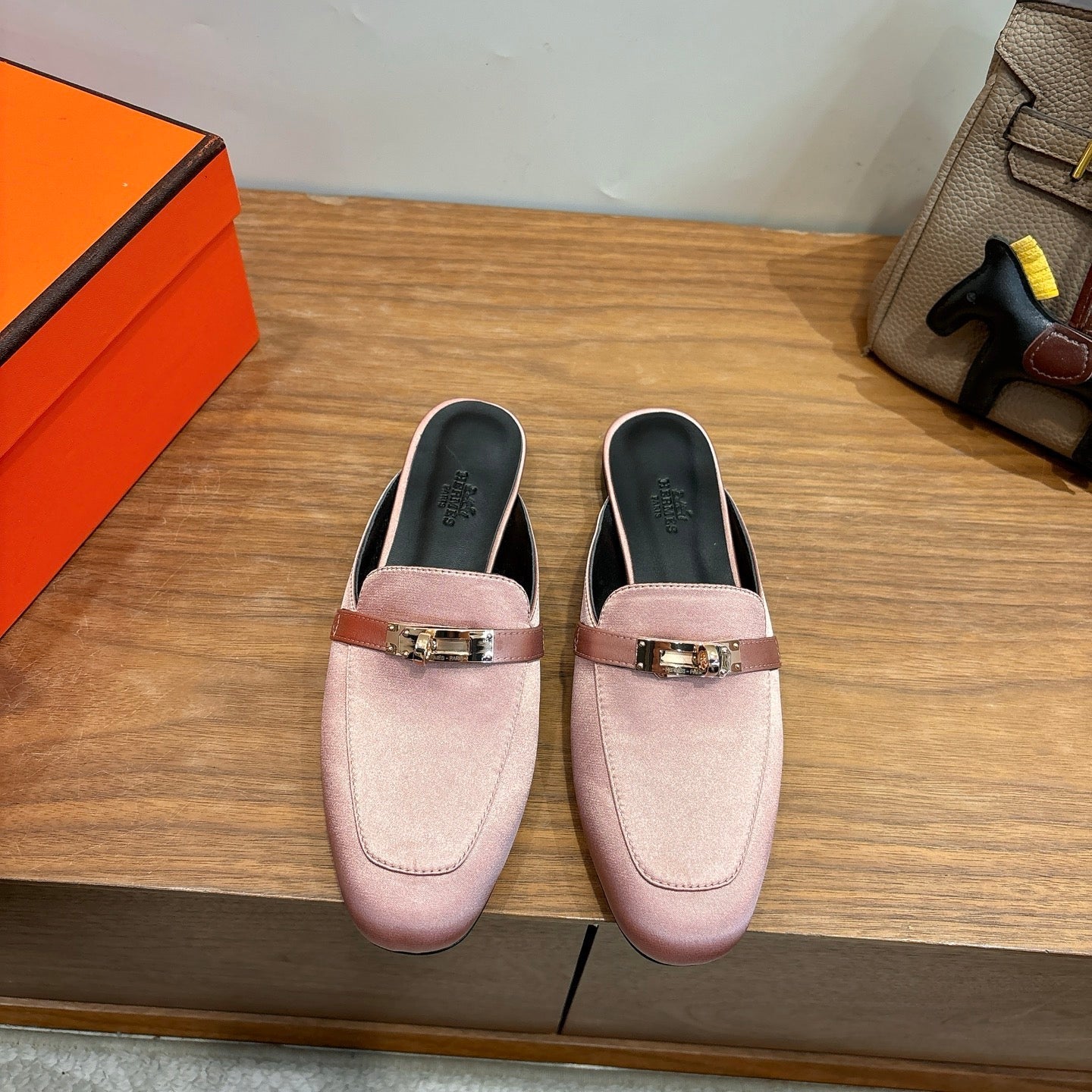 HM 26S OZ MULE IN PINK SATIN GOLD HARDWARE