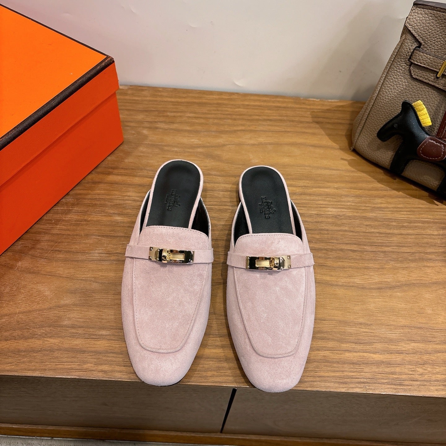 HM 26S OZ MULE IN LIGHT PINK SUEDE GOLD HARDWARE