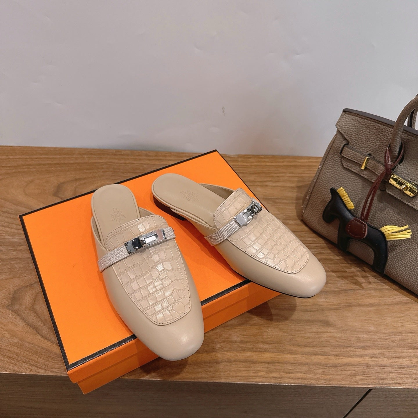 HM 26S KELLY MULE IN LIGHT BEIGE CROCODILE-EMBOSSED CALFSKIN SILVER HARDWARE