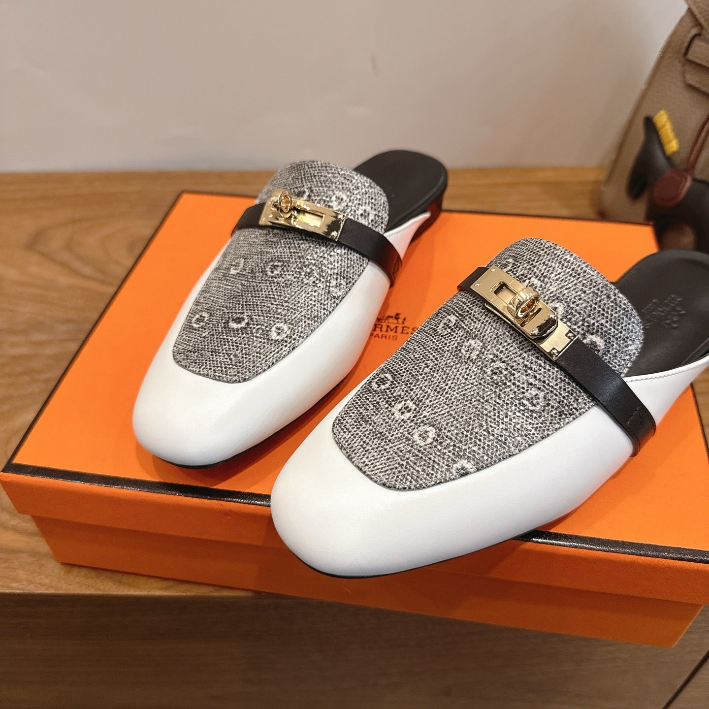 HM 26S OZ MULE IN WHITE CALFSKIN AND GREY CANVAS GOLD HARDWARE