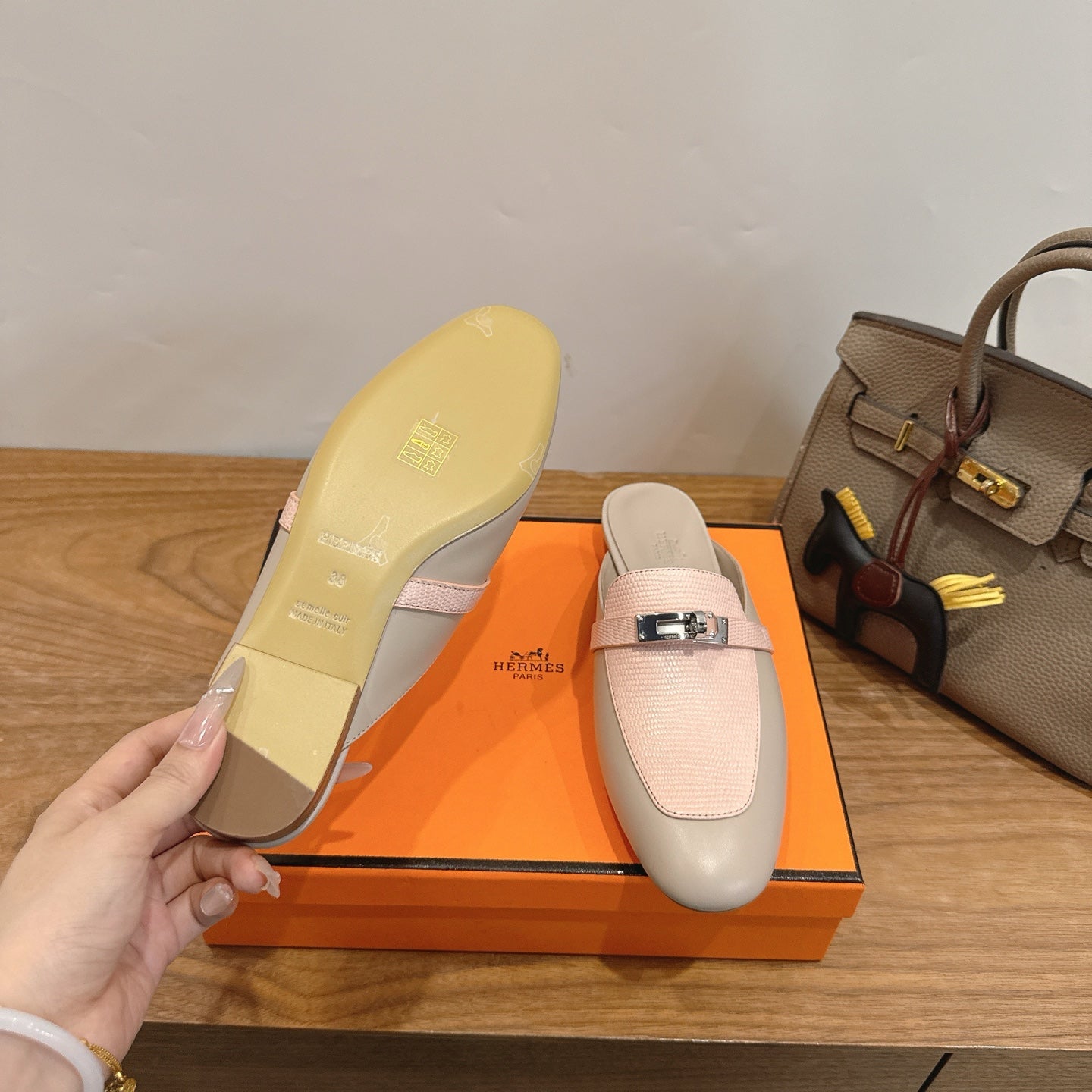 HM 26S OZ MULE IN BEIGE CALFSKIN & LIGHT PINK LIZARD GOLD HARDWARE