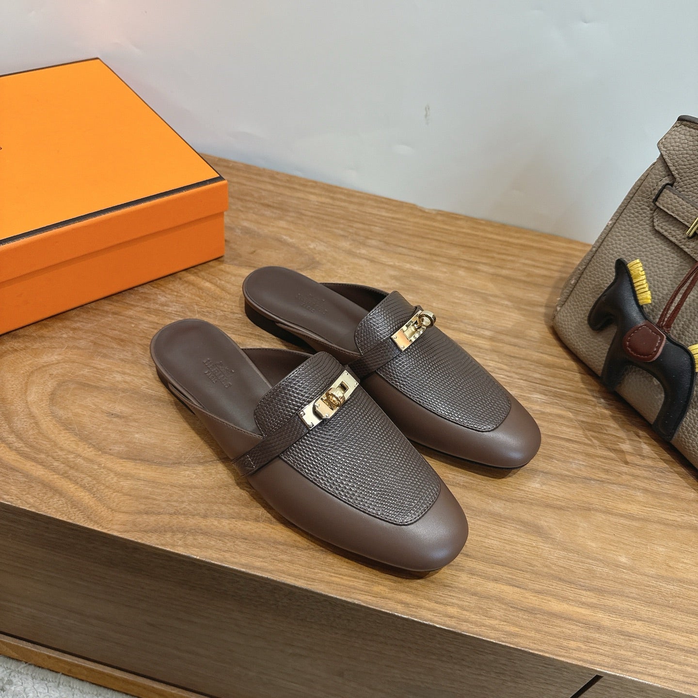 HM 26S OZ MULE IN BROWN CHOCOLATE CALFSKIN GOLD HARDWARE