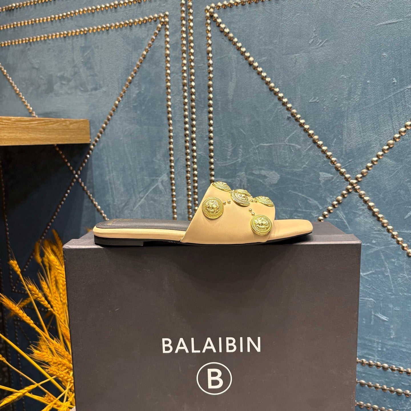 BALMAIN 26S SLIPPERS IN BEIGE CALFSKIN WITH GOLD HARDWARE