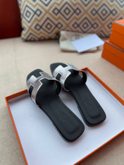 0RAN SANDALS IN SILVER CALFSKIN